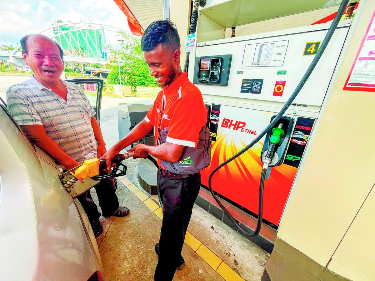 The cheaper RON95 petrol price is expected to ease household expenses, increase purchasing power and support domestic spending. – theSunpix