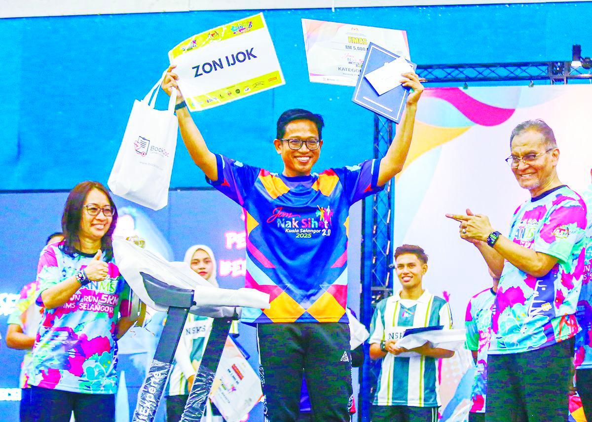 Dzulkefly striking a pose with Jom Nak Sihat Selangor Men’s Category winner Abdul Rahman Shuib at the closing ceremony. – Adam Amir Hamzah/theSun