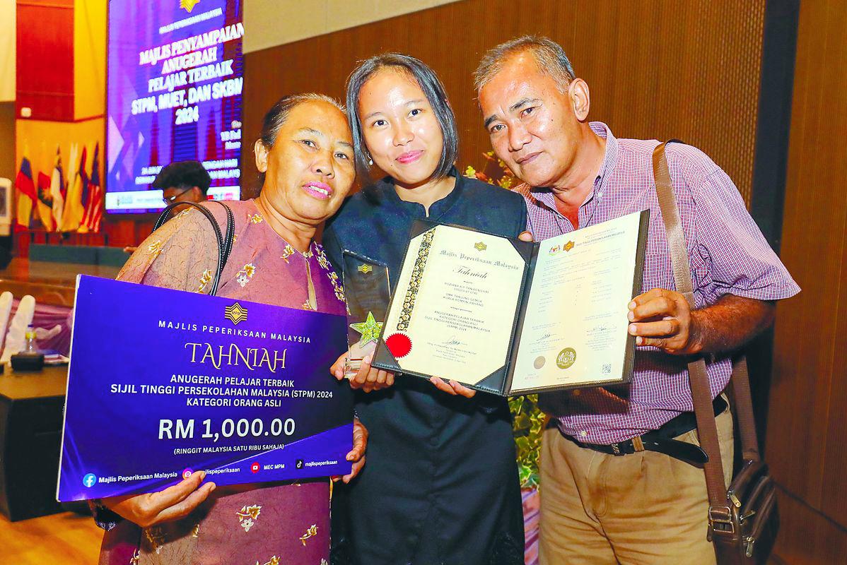 Roziana, the best student in the indigenous people category, with her parents during the awards ceremony for the best student in STPM, MUET and SKBMW 2024 at the Malaysia Examinations Council complex in Kuala Lumpur. – Adib Rahwi Yahya/theSun