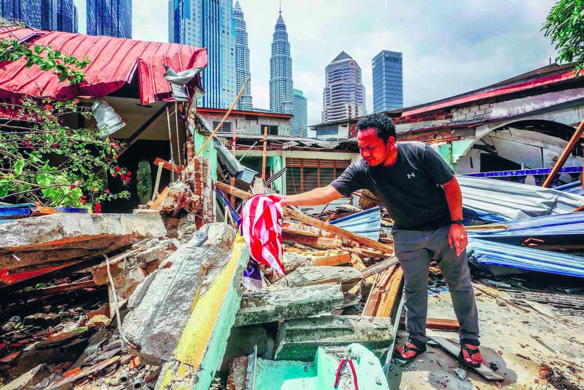 Muzzafar said the use of heavy machinery and hundreds of personnel made the situation feel like a state of emergency. – Adam Amir Hamzah/theSun