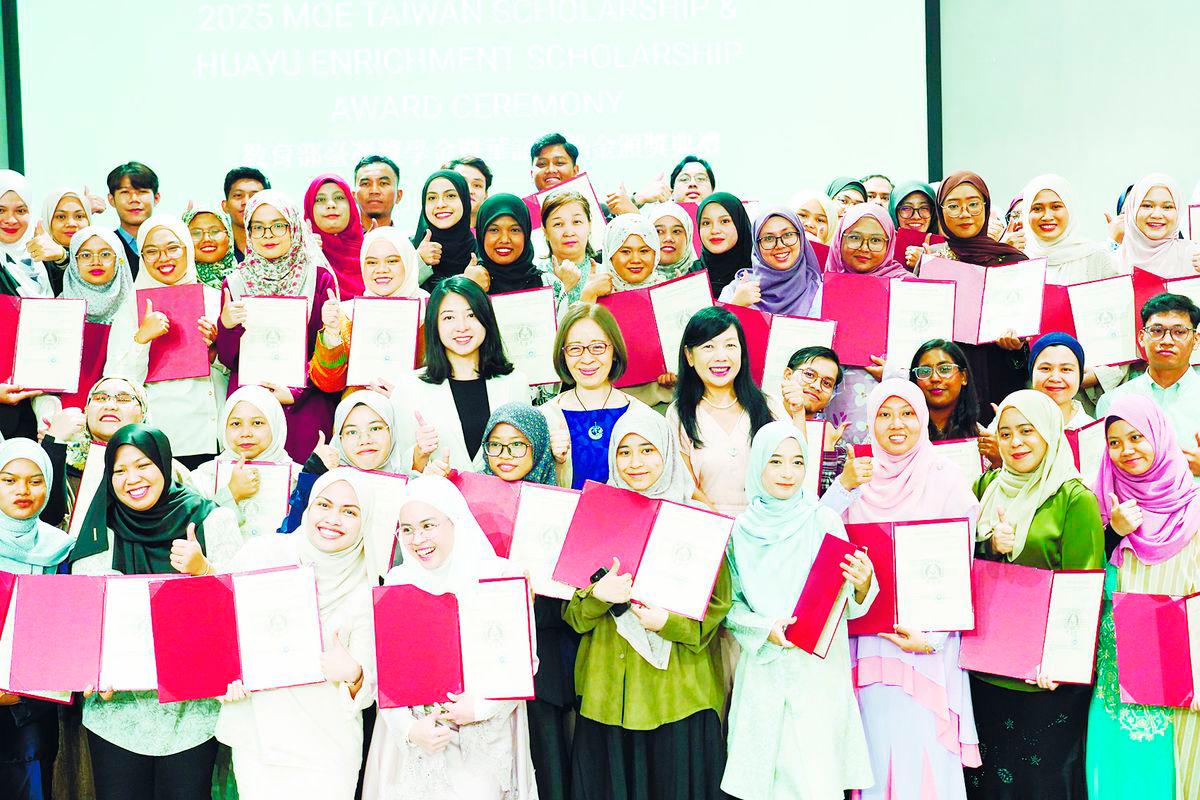 The students with their scholarship awards at the ceremony. – AMIRUL SYAFIQ/THESUN