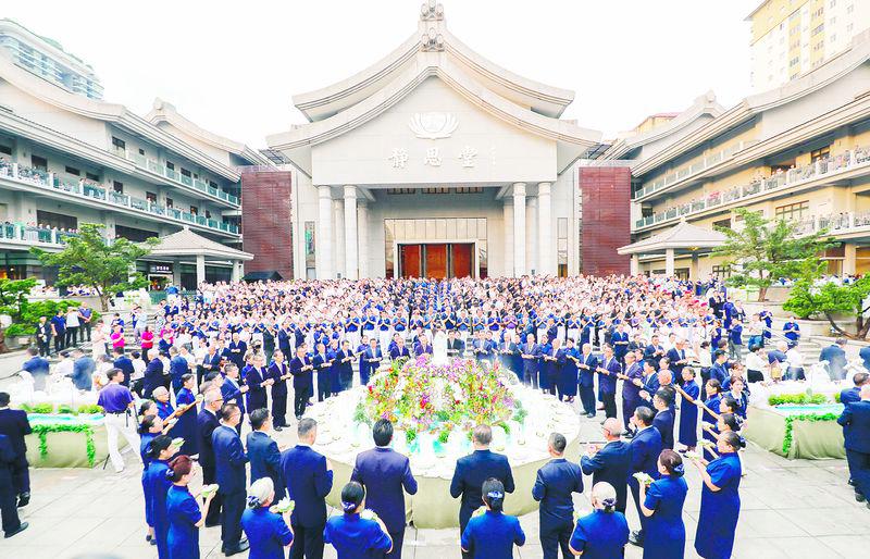 $!More than 3,400 devotees and volunteers of Tzu Chi Foundation Malaysia took part in a large-scale Buddha bathing ceremony to mark Mother’s Day, Wesak Day and Global Tzu Chi Day at Kuala Lumpur Tzu Chi Jing-Si hall today. - Amirul Syafiq/theSun