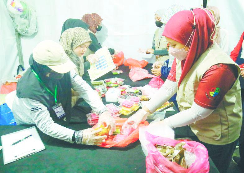 MySaveFood has made progress in combating food waste and has set up collection counters at bazaars to ensure the surplus is redistributed to college hostels, mosques and those in need. – Amirul Syafiq/THESUN