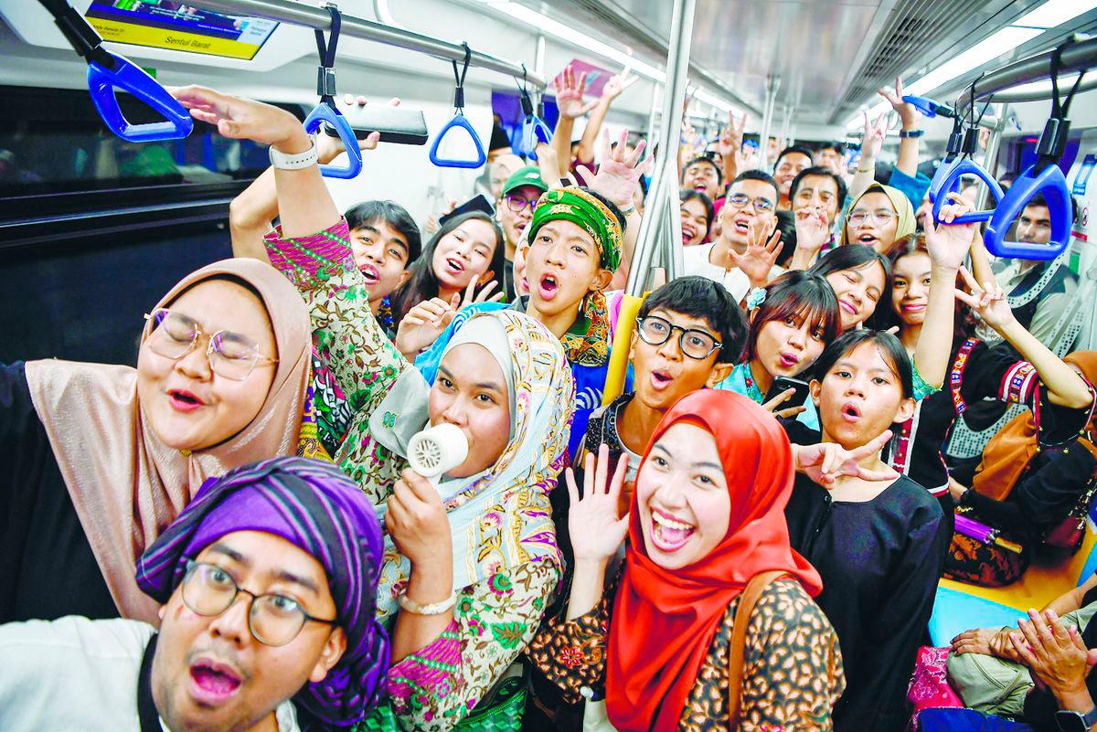 Mohd Hafiz said Keretapi Sarong has captured the imagination of Malaysians from all walks of life, attracting loyal fans and first-timers alike. – BERNAMApix