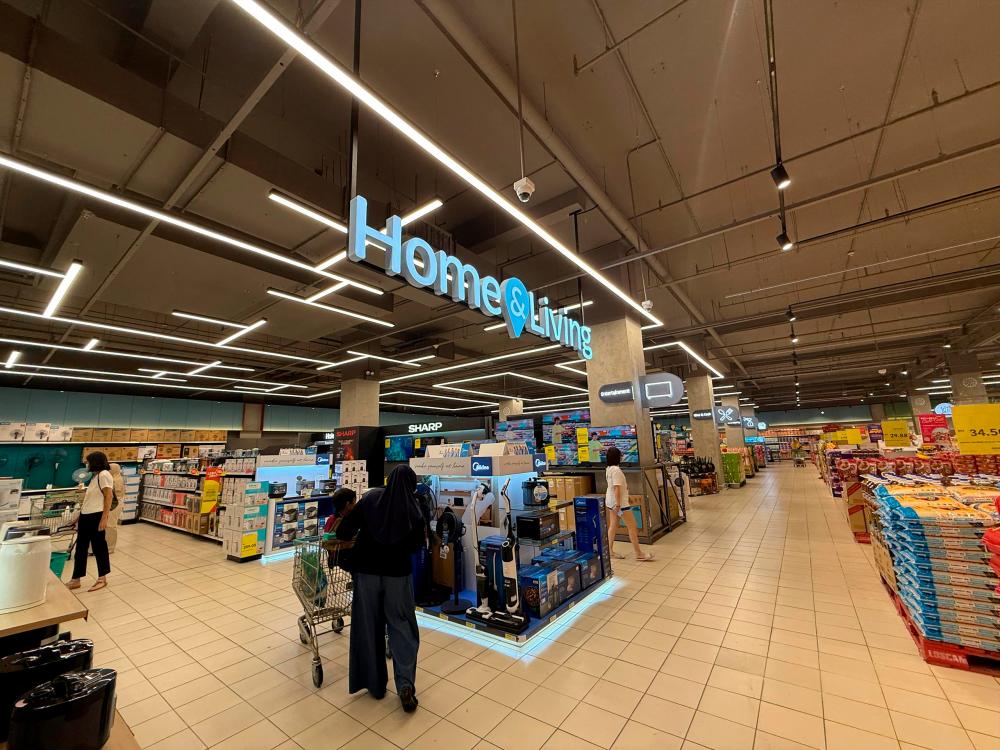 $!Customers shopping for groceries, sampling on food items at the redefined Lotus’s Paradigm that offers more than 14,000 products in store, with clear zoning and signages, and new offerings that cater to those who are also looking for premium selections.