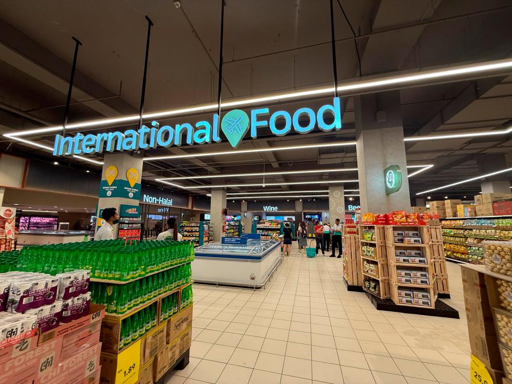 Customers shopping for groceries, sampling on food items at the redefined Lotus’s Paradigm that offers more than 14,000 products in store, with clear zoning and signages, and new offerings that cater to those who are also looking for premium selections.