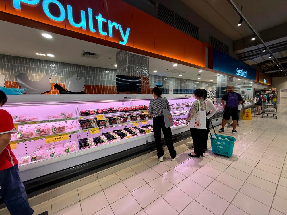 $!Customers shopping for groceries, sampling on food items at the redefined Lotus’s Paradigm that offers more than 14,000 products in store, with clear zoning and signages, and new offerings that cater to those who are also looking for premium selections.