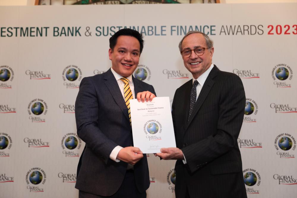 Maybank London assistant vice-president Jay Chan (left) receiving Maybank’s recent sustainability accolades on behalf of Maybank Group from Global Finance’s publisher and president Joseph D Giarraputo.