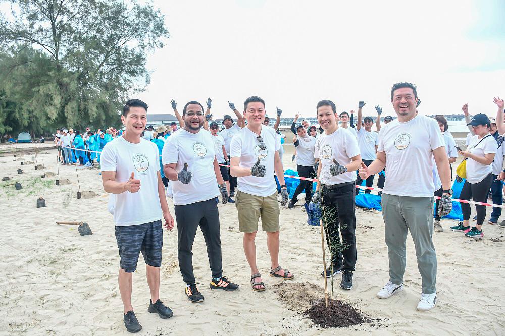 From left: Sime Darby Auto Selection general manager Choong Chin Seong, Jaguar Land Rover Malaysia managing director Syed Ahmad Muzri Syed Faiz, Gan, Sime Darby Auto ConneXion managing director Turse Zuhair and Sime Darby Auto Bavaria &amp; Sime Darby Auto Selection managing director Vi Thim Juan leading by example.