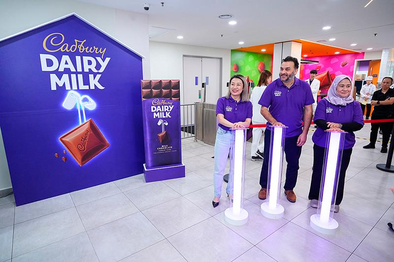 From left: See, Mondelez International (Malaysia) manufacturing director Abdallah Habib and Mondelez International (Malaysia & Singapore) corporate and government affairs head Raja Zalina Raja Safran unveiling the Cadbury King Size 200gm bar in Shah Alam today. $!From left: See, Mondelez International (Malaysia) manufacturing director Abdallah Habib and Mondelez International (Malaysia & Singapore) corporate and government affairs head Raja Zalina Raja Safran unveiling the Cadbury King Size 200gm bar in Shah Alam today.