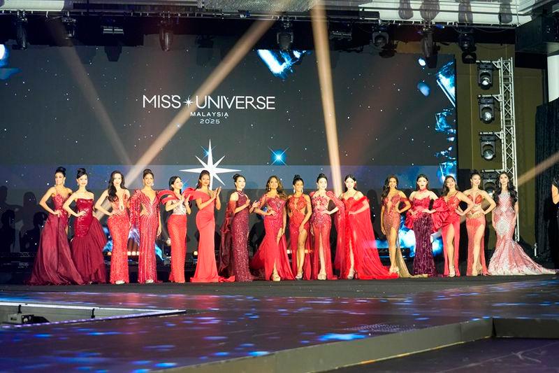 $!The 16 finalists are evaluated on their confidence, poise and stage presence.