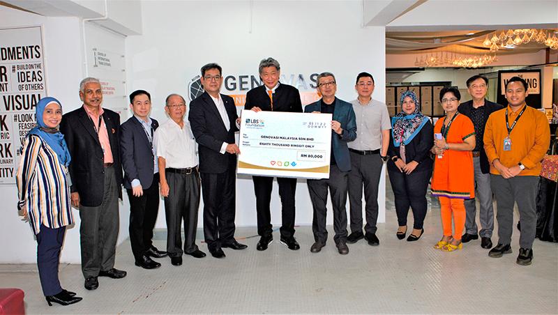 $!LBS Executive Chairman and LBS Foundation Board of Trustees, Tan Sri Lim Hock San (sixth from right) presented the mock cheque of RM80,000 to the President of Genovasi University College, Prof Dr James Nga witnessed by Dato’ Dr Siew Ka Wei, the Founder Chairman of Genovasi University College.