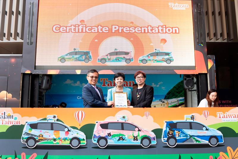 $!Taipei Economic and Cultural Office in Malaysia deputy head Dr Joy Yen (middle) during the “2023 Taiwan OhBear Cars” launch last Friday.