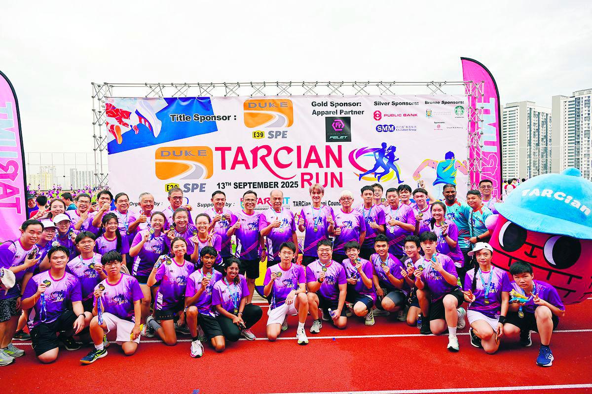 TARCian community of alumni, staff, and students on TAR UMT Arena’s rooftop track and field after completing TARCian Run 2025.