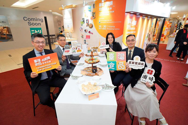 From left: Chang, Taiwan Chamber of Commerce &amp; Industry in Malaysia national vice president James Wei, Taiwan Trade Center (Kuala Lumpur) director Eva Peng, Taipei Investor’s Association in Malaysia Kuala Lumpur standing committee director Kambric Yin Tsui Min and Malaysian cooking influencer Coco Lim, during the ceremony.