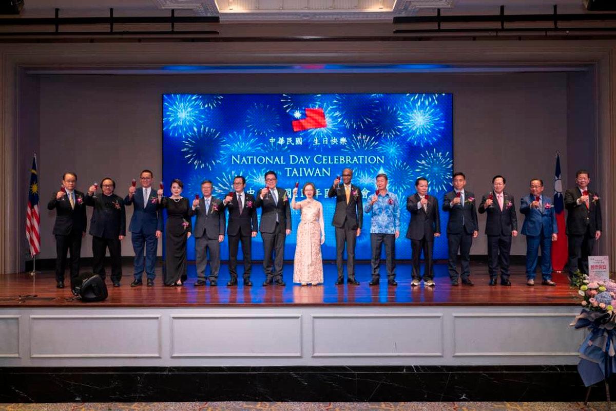 Taipei Economic and Cultural Office representative (head of mission) in Malaysia, H.E. Phoebe Yeh (middle) with special guests on stage during the national day reception,