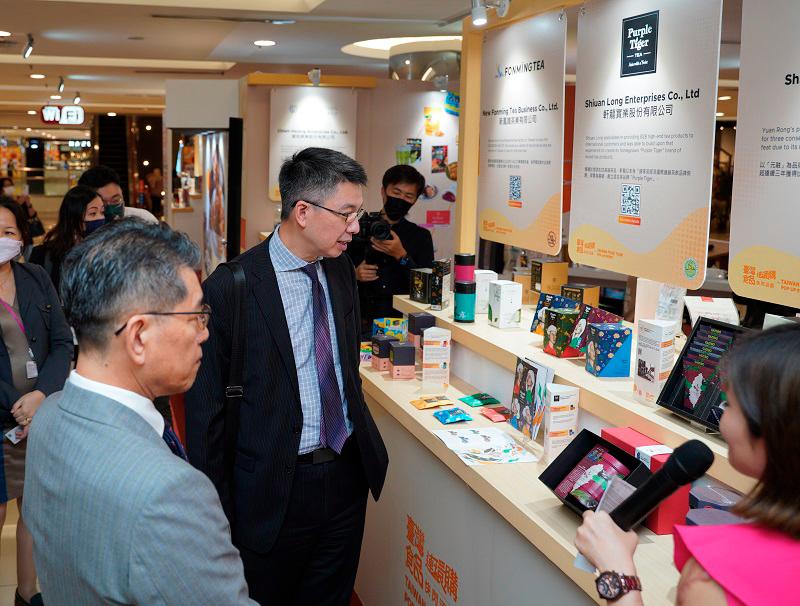 $!From left: Taiwan Chamber of Commerce &amp; Industry in Malaysia national vice president James Wei and Chang at the ceremony.