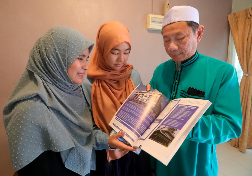 Ng, Waznah and their daughter Nur Amelyna Nathasha at their home in Bukit Mertajam. – MASRY CHE ANI/THESUN