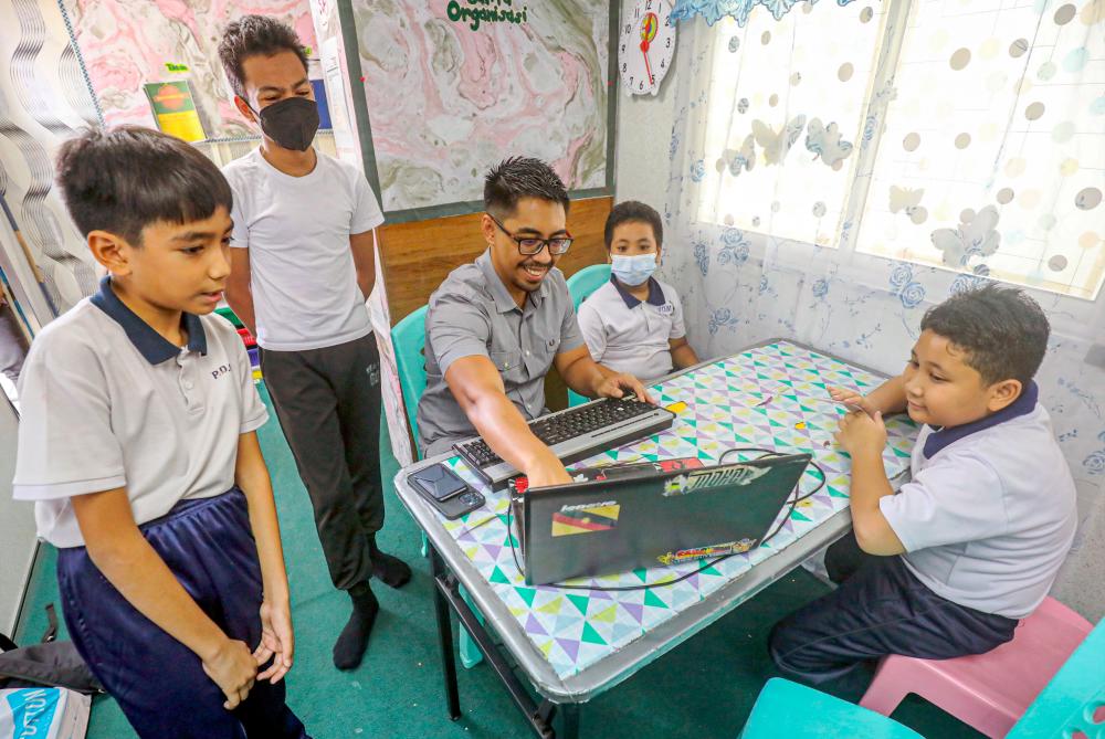 Syakirin conducting a lesson with students. – AMIRUL SYAFIQ/THESUN