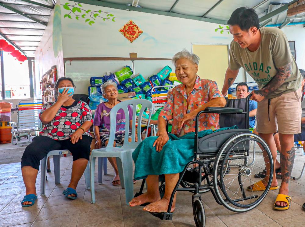 Lee chatting with a resident at the home. – AMIRUL SYAFIQ/THESUN
