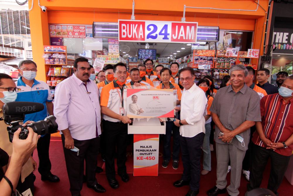 Third from left: KK Supermart and Superstore Sdn Bhd Founder and Group Executive Chairman Datuk Seri Dr KK Chai and Datuk Seri Anwar Bin Ibrahim during the opening ceremony of the 450th store.