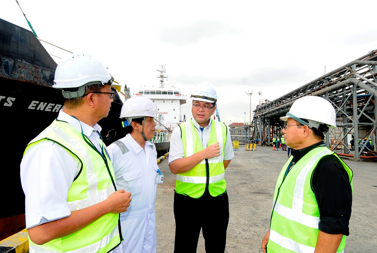 Azman (second from right) with port users and stakeholders during a walkabout at Southpoint.