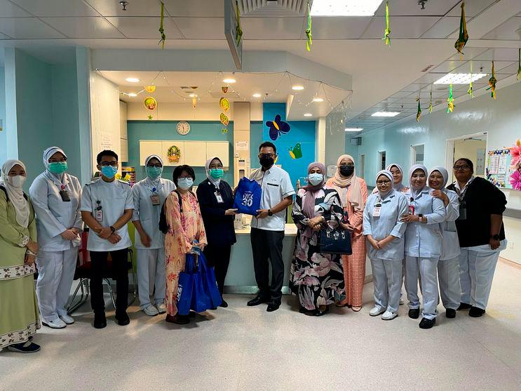 IWK’s Chief Operating Officer, Ir. Mohd Taufik Salleh (white shirt) and Head of Corporate Communications Department IWK, Wan Esuriyanti Wan Ahmad with the staff of Hospital Tunku Azizah and IWK staff. $!IWK’s Chief Operating Officer, Ir. Mohd Taufik Salleh (white shirt) and Head of Corporate Communications Department IWK, Wan Esuriyanti Wan Ahmad with the staff of Hospital Tunku Azizah and IWK staff.