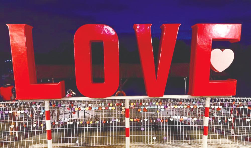 $!Hang your Love Locks at Kota Tinggi Firefly Park, Johor