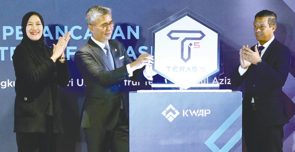 From left: Nik Amlizan, Tengku Zafrul and KWAP chairman and MoF secretary general of treasury and finance Datuk Seri Asri Hamidin @ Hamidon at the launch of Teras 5.