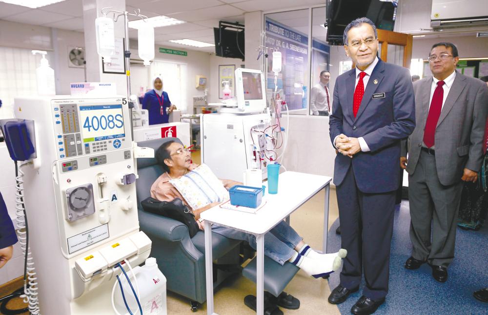 Health Minister Datuk Seri Dzulkefly Ahmad visits a dialysis treatment centre in Petaling Jaya on July 25, 2019. — Bernama