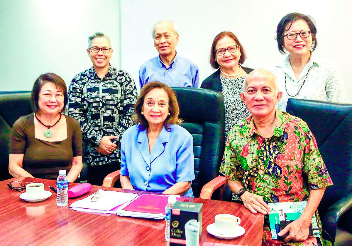 Tunku Naquiah (centre) with Azman (right) during a discussion with Esum council members. – ADAM AMIR HAMZAH/THESUN