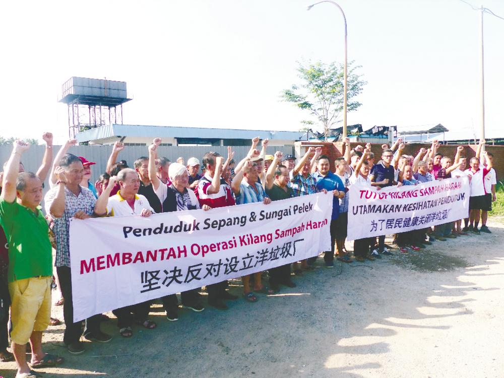 Sepang residents protesting against a plastic recycling factory in Sepang on May 26, 2019.