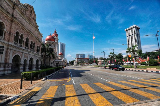 $!Quiet and empty street of Merdeka Square, Kuala Lumpur following a Restriction of Movement Order announced by Prime Minister Tan Sri Muhyiddin Yassin on Monday as preventive measure to combat the spread of Covid-19. ZAHID IZZANI / THE SUN