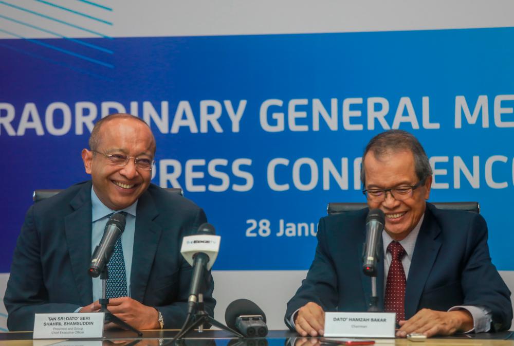 Shahril (left) and Sapura Energy chairman Datuk Hamzah Bakar during the EGM yesterday. – AMIRUL SYAFIQ MOHD DIN/THESUN