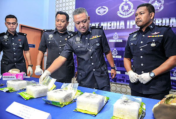 Serdang District deputy police chief Supt Mohd Rosdi Daud displays the seized methamphetamine during a press conference related to the arrests of two men in Selangor. — Sunpix by Amirul Syafiq Mohd Din