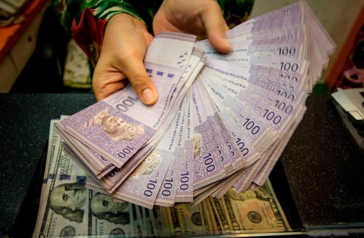 Ringgit dibuka tinggi berbanding dolar US pada Isnin, didorong oleh kejutan tarif yang dijangka memberi kesan negatif kepada ekonomi Amerika Syarikat (AS), kata seorang penganalisis-BERNAMA