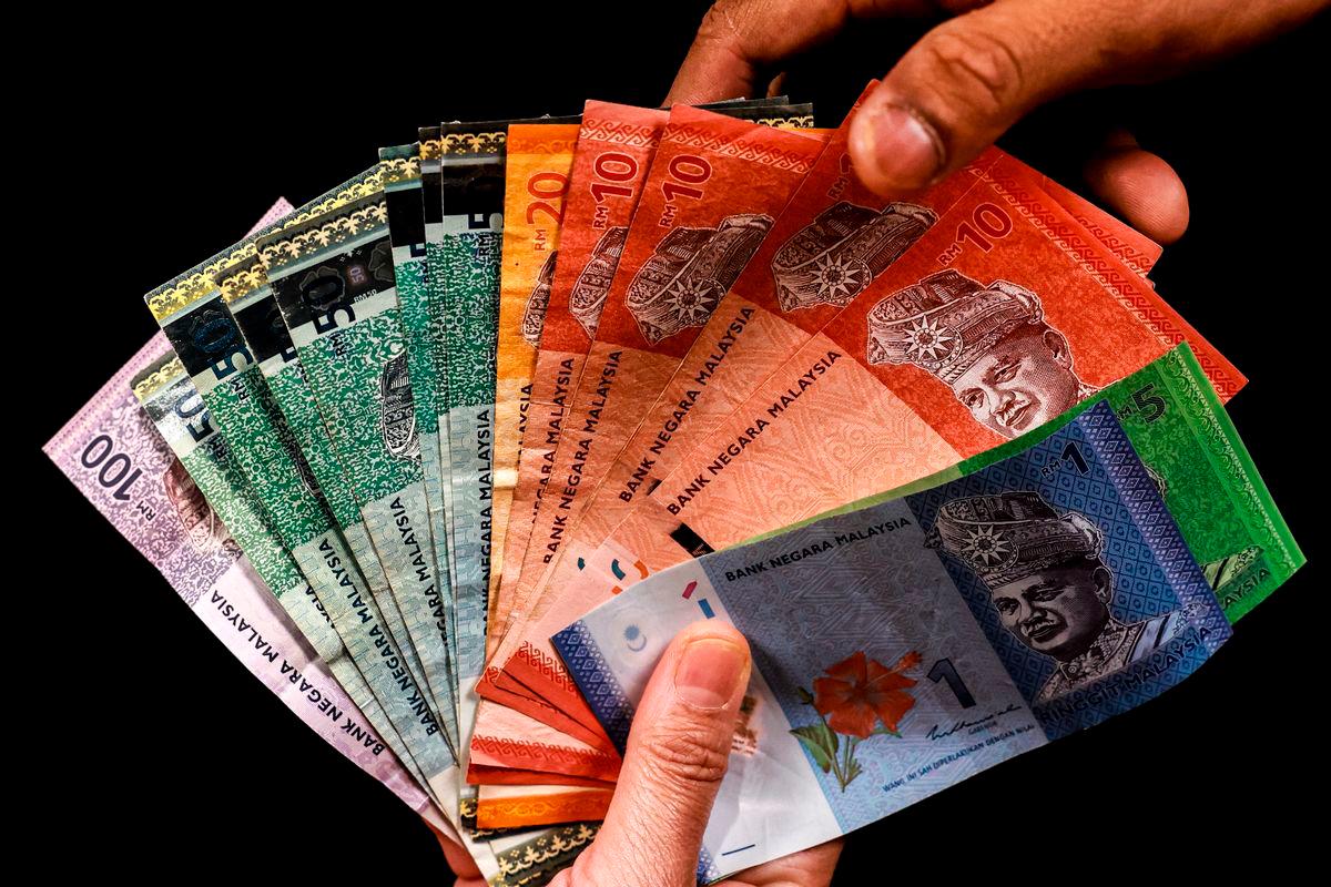 Ringgit dibuka tinggi berbanding dolar US pada Isnin, didorong oleh kejutan tarif yang dijangka memberi kesan negatif kepada ekonomi Amerika Syarikat (AS), kata seorang penganalisis. AMIRULSYAFIQ THESUN