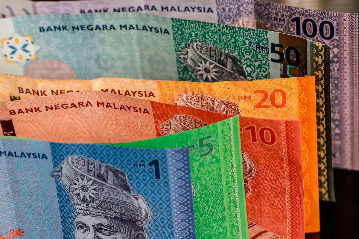 Ringgit dibuka tinggi berbanding dolar US pada Isnin, didorong oleh kejutan tarif yang dijangka memberi kesan negatif kepada ekonomi Amerika Syarikat (AS), kata seorang penganalisis - AMIRUL SYAFIQ/ THESUNFOTO