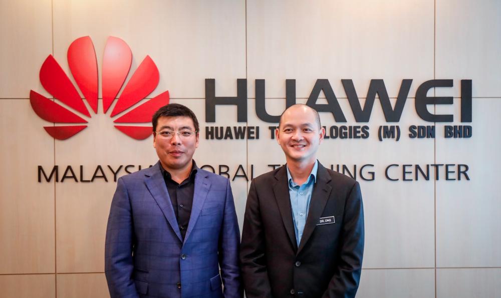 Deputy Trade and Industry Minister Ong Kian Ming (R) together with Huawei Malaysia chief executive officer Michael Yuan at the Huawei global training centre at Cyberjaya on April 15, 2019. — Sunpix by Ashraf Shamsul