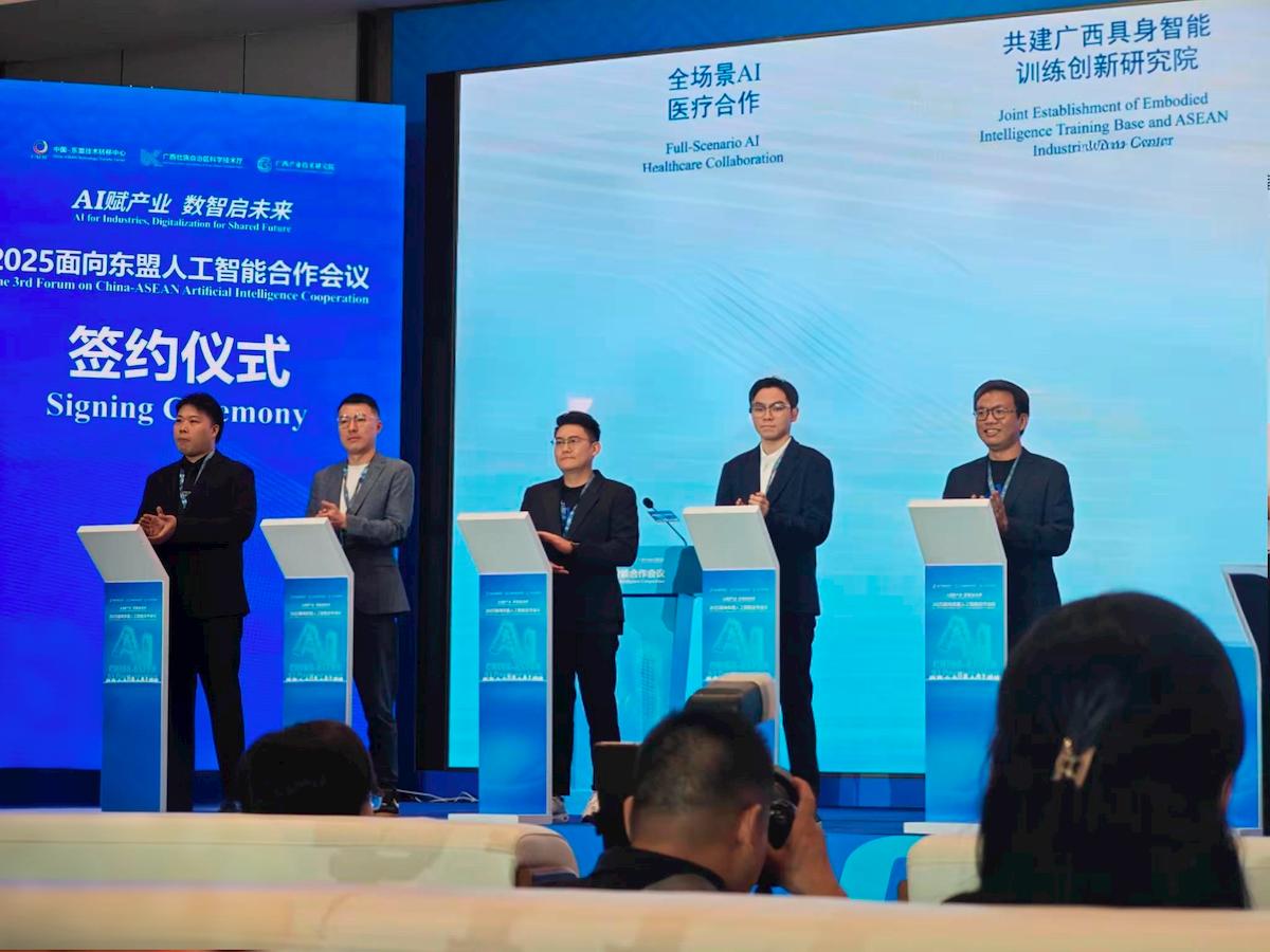 AlphaMove team signs a strategic partnership with the Chinese government to advance cross-border innovation in AI and blockchain. (From right: Kingsley Tan, AlphaMove CEO; from left: Tan Hon Je, COO; Ivan Ku, CMO)