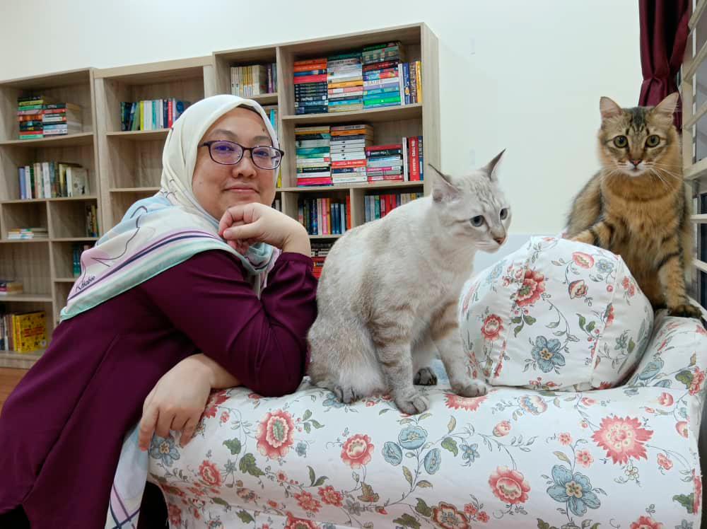 $!Noreen with The Sleepy Cat Bookshop mascots, Hakuna (centre) and Boba. – Wan Noreen Wan Ahmad
