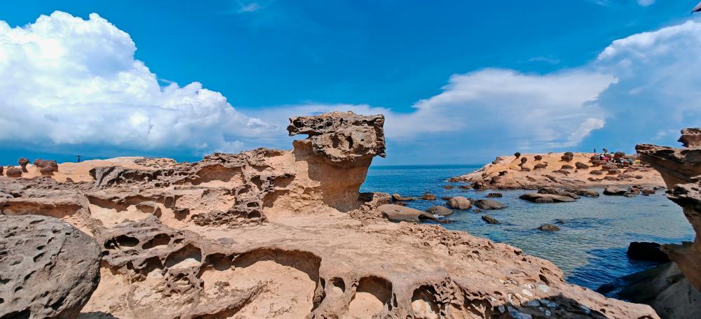 $!Yehliu Geopark, a striking natural reserve known for its extraordinary rock formations shaped by years of sea erosion.