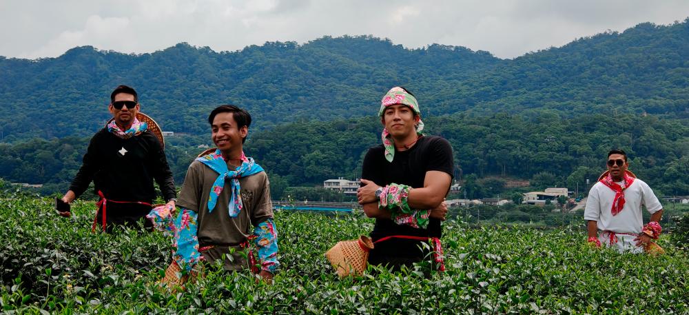 $!At Tongluo Tea Factory, travellers learned about the traditional art of tea cultivation and processing through a hands-on workshop.