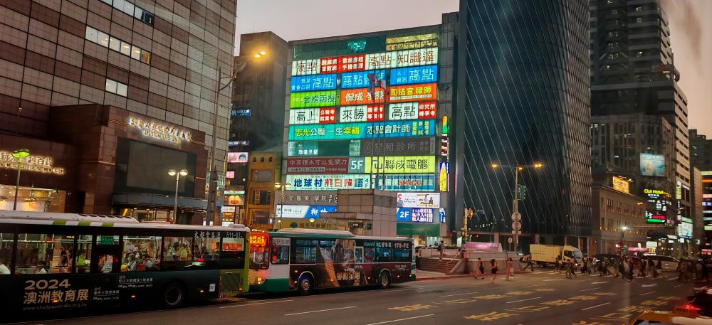 $!The lively Ximending Shopping District oozes the vibrant energy of Taipei’s nightlife.