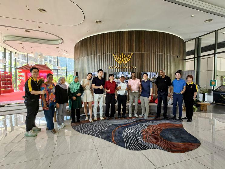 All “hole in One” contestants with KLWC Management Team. (From right: Irene Quah, Nursing Director, Datuk Dr Colin Lee, Executive Director Datuk Dr Jacob Thomas; Left 1: Datuk Seri Dr Vincent Tiew)