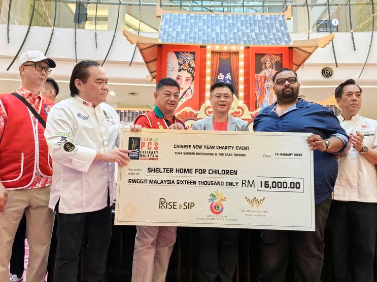 $!Yee sang tossing and masterful tuna butchering raises funds for charity this CNY