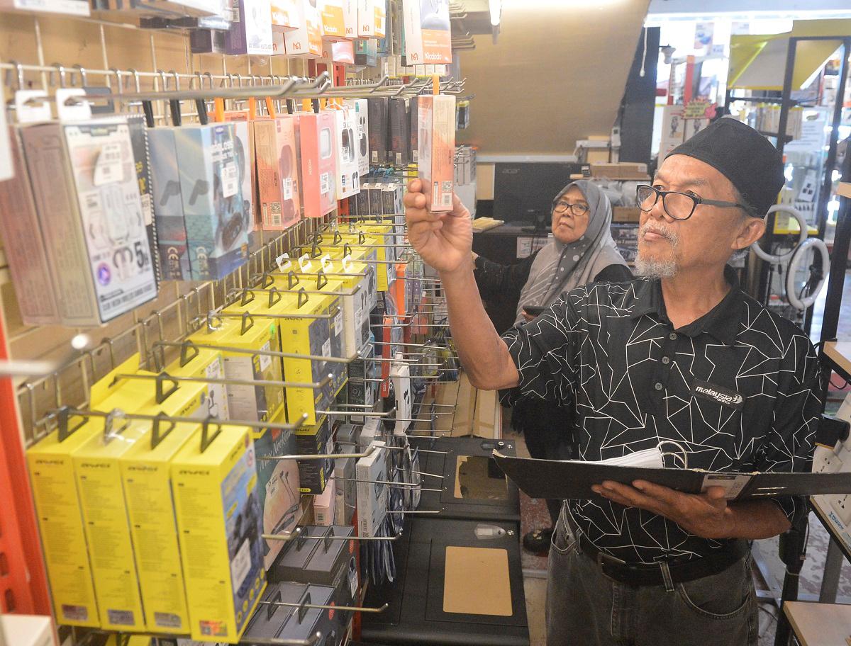 More than half of elderly Malaysian workers are in informal employment, with no social protection, limited upskilling and little ergonomic support. –MASRY CHE ANI/THESUN