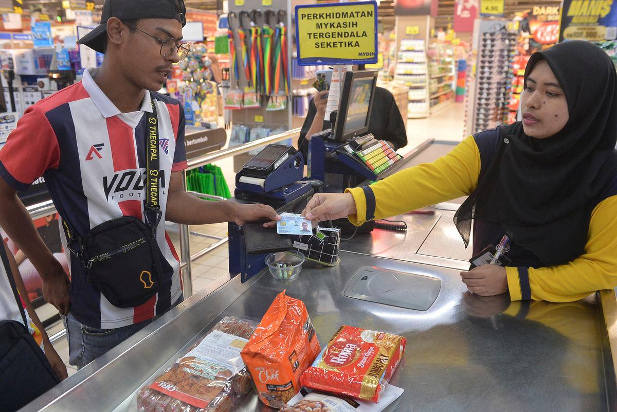 Prime Minister Datuk Seri Anwar Ibrahim yesterday announced that from 31 August to 31 December 2025, all Malaysians aged 18 and above will receive a one-off RM100 credited to their MyKad for the purchase of essential goods at 4,000 stores. MASRY CHE ANI/THESUN