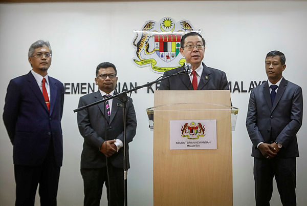 Finance Minister Lim Guan Eng, together with TDA CEO Datuk Zailani Safari (L), Secretary of Goverment Procument Division MoF Datuk Zamzuri Abdul Aziz (2nd from L) and Treasury Deputy Secretary General Datuk Asri Hamidon (R), during a press conference after the signing of an agreement between the government and Bombardier Hartasuma Consortium on April 23, 2019. — Sunpix by Ashraf Shamsul