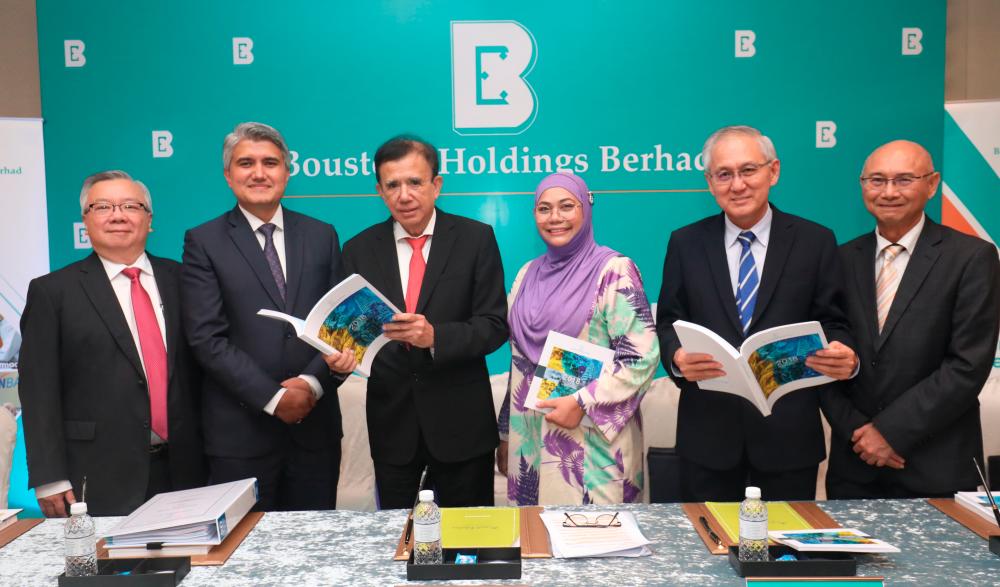 Chow (right) and the management of Boustead Holdings Bhd after its AGM in April. - MASRY CHE ANI /THESUN